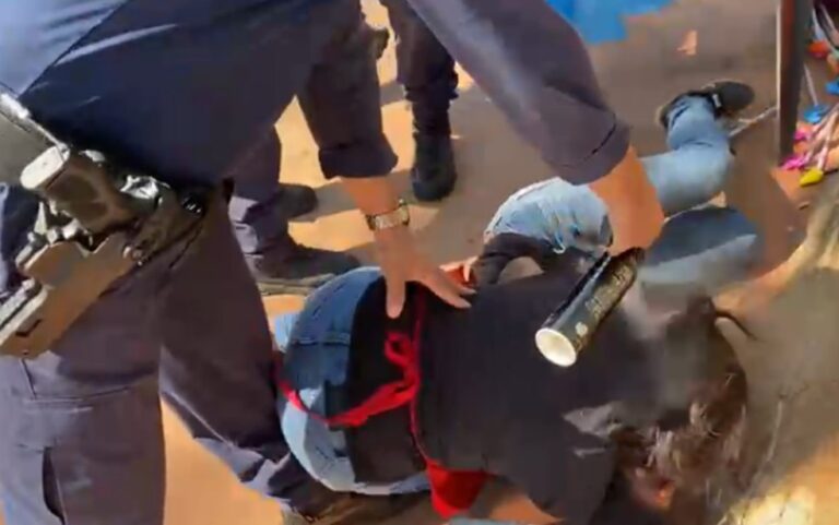 Guarda civil joga spray de pimenta em mãe e adolescente caídos no chão durante abordagem; VÍDEO 1 Guarda civil joga spray de pimenta em mãe e adolescente caídos no chão durante abordagem; VÍDEO
