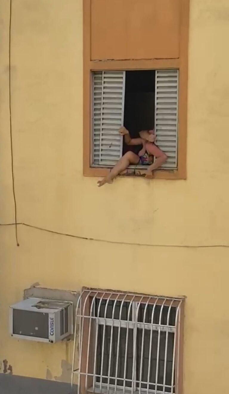 Mulher grávida agredida por marido tenta se jogar pela janela; VÍDEO 18 Mulher grávida agredida por marido tenta se jogar pela janela; VÍDEO