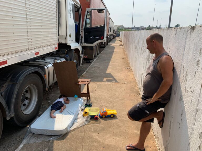 HUMILHAÇÃO - Caminhoneiros enfrentam condições desumanas para entregar mercadorias no Atacadão 22 HUMILHAÇÃO - Caminhoneiros enfrentam condições desumanas para entregar mercadorias no Atacadão