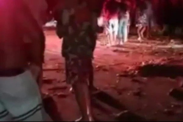 Acidente entre caminhão, van e ônibus deixa ao menos 12 mortos 4 Acidente entre caminhão, van e ônibus deixa ao menos 12 mortos
