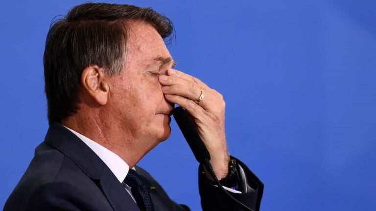 Bolsonaro desconsidera variantes e diz que 3ª dose da vacina deveria ser de graça 1 Bolsonaro desconsidera variantes e diz que 3ª dose da vacina deveria ser de graça
