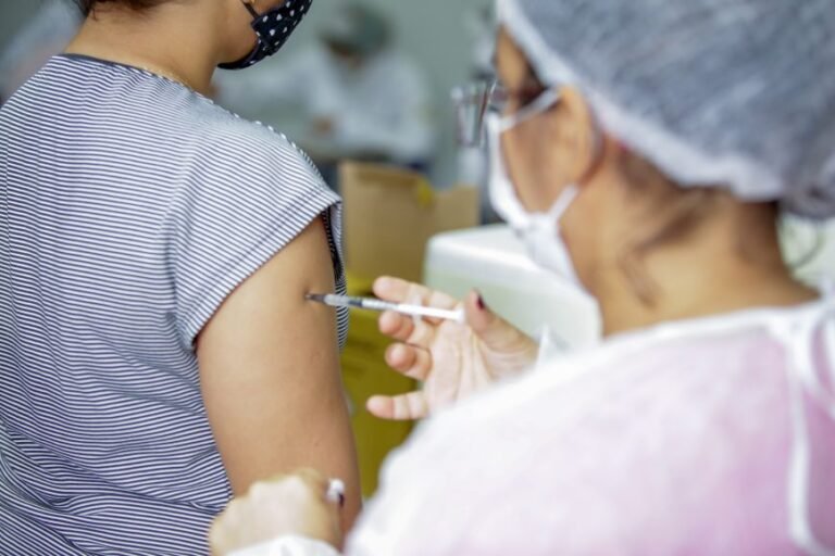 Pessoas que completaram 180 dias de imunizadas já podem receber a dose de reforço da vacina contra a covid-19, em Rondônia 20 Pessoas que completaram 180 dias de imunizadas já podem receber a dose de reforço da vacina contra a covid-19, em Rondônia