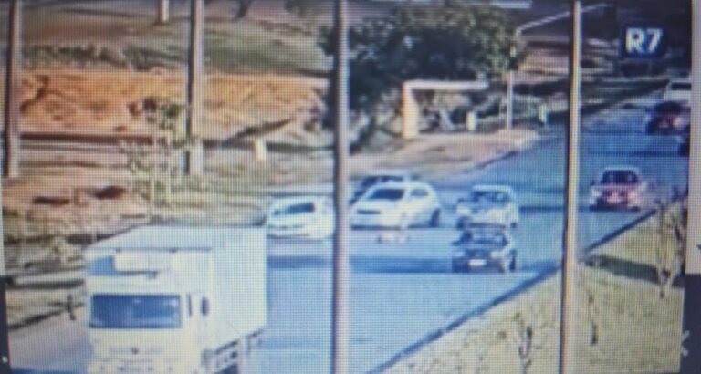 Motorista atropela ciclista que trafegava em acostamento; VEJA VÍDEO 6 Motorista atropela ciclista que trafegava em acostamento; VEJA VÍDEO