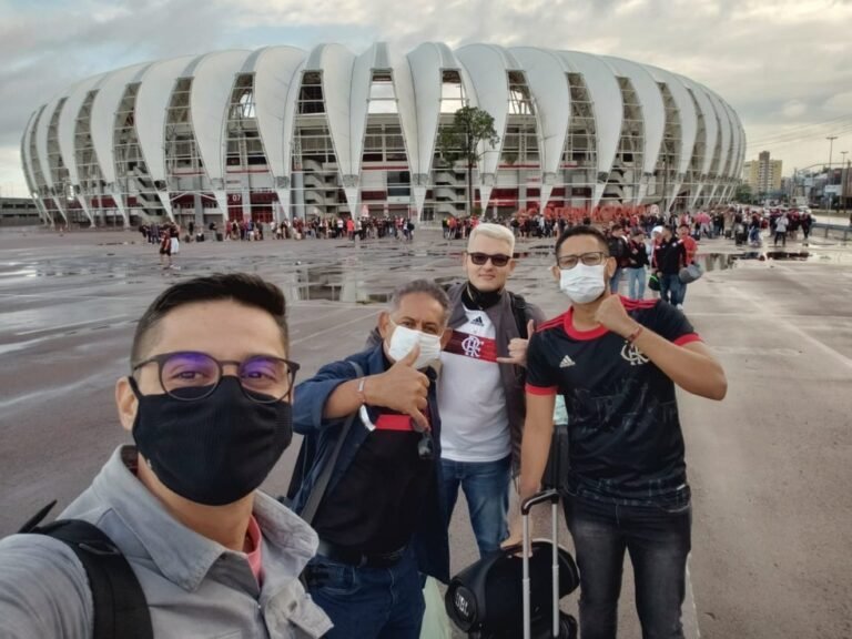 Aos 60 anos, torcedor do Flamengo contraria dores, enfrenta viagem de mais de 4 mil km e vira amuleto para delegação rondoniense para Libertadores 18 Aos 60 anos, torcedor do Flamengo contraria dores, enfrenta viagem de mais de 4 mil km e vira amuleto para delegação rondoniense para Libertadores