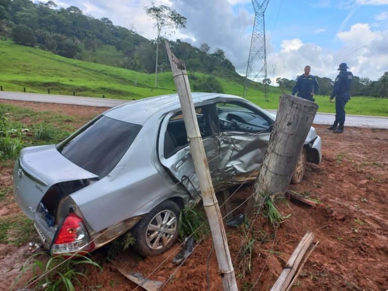 Carro é jogado contra palanque de cerca durante aquaplanagem e motorista morre em RO 5 Carro é jogado contra palanque de cerca durante aquaplanagem e motorista morre em RO
