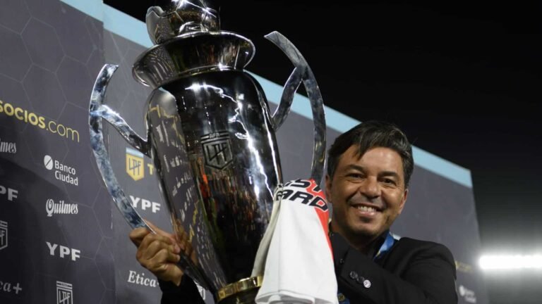 Gallardo fala em tom de despedida após erguer seu 12° troféu com o River Plate 14 Gallardo fala em tom de despedida após erguer seu 12° troféu com o River Plate