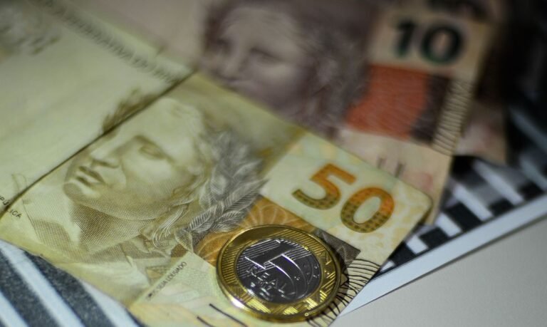 Trabalhadores nascidos em fevereiro podem sacar auxílio emergencial 16 Trabalhadores nascidos em fevereiro podem sacar auxílio emergencial