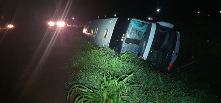 VEJA VÍDEO - 19 pessoas ficam feridas após ônibus da Eucatur tombar na BR-364; duas delas em estado grave 16 VEJA VÍDEO - 19 pessoas ficam feridas após ônibus da Eucatur tombar na BR-364; duas delas em estado grave