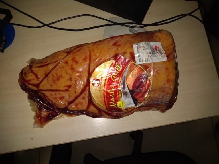 Mulher é presa após furtar peça de picanha em supermercado na capital 18 Mulher é presa após furtar peça de picanha em supermercado na capital