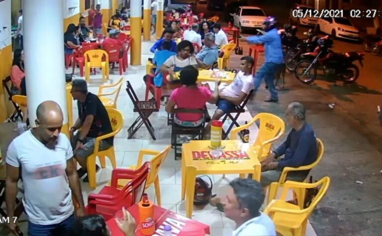 Ex-presidiário é executado a tiros em lanchonete; Câmera de segurança filmou toda ação 1 Ex-presidiário é executado a tiros em lanchonete; Câmera de segurança filmou toda ação