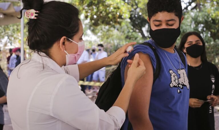 Covid-19: Brasil atinge marca de 320 milhões de vacinas aplicadas 6 Covid-19: Brasil atinge marca de 320 milhões de vacinas aplicadas