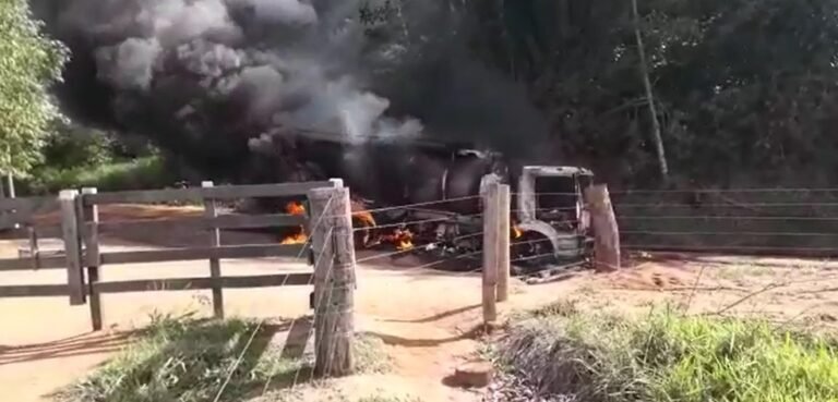 VÍDEO: Caminhão leiteiro pega fogo em estrada rural de Ariquemes 10 VÍDEO: Caminhão leiteiro pega fogo em estrada rural de Ariquemes