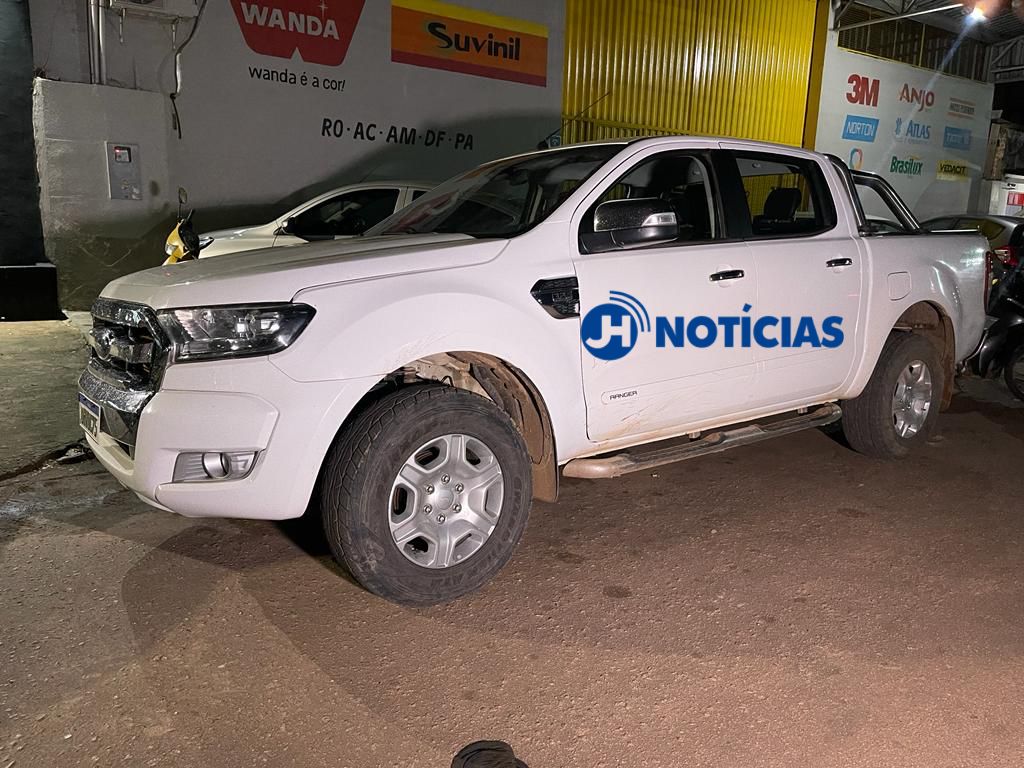 Ele estava armado com um revólver calibre 38 com quatro munições intactas. Enerson foi preso e levado para a central de flagrantes.