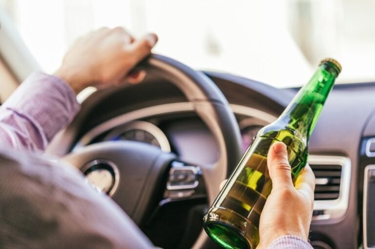 Após ser flagrado bebendo cerveja enquanto dirigia, motorista agride policial com soco em RO 14 Após ser flagrado bebendo cerveja enquanto dirigia, motorista agride policial com soco em RO
