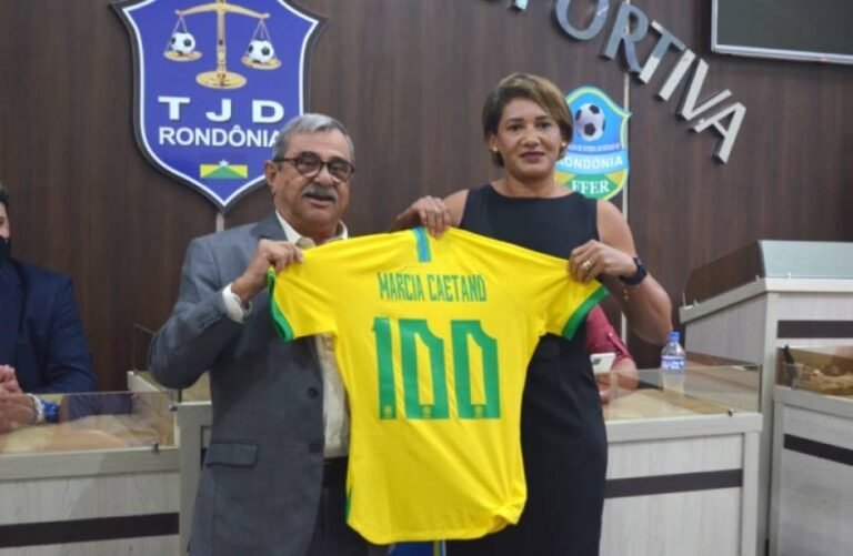 Assistente Márcia Caetano é homenageada por atingir a marca de 100 jogos na Série A do Brasileiro 5 Assistente Márcia Caetano é homenageada por atingir a marca de 100 jogos na Série A do Brasileiro