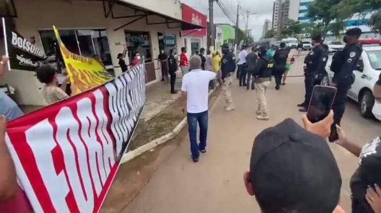 Policiais da PRF e da PM pedem para manifestantes baixarem faixas de protesto contra Bolsonaro em RO; VÍDEO 16 Policiais da PRF e da PM pedem para manifestantes baixarem faixas de protesto contra Bolsonaro em RO; VÍDEO