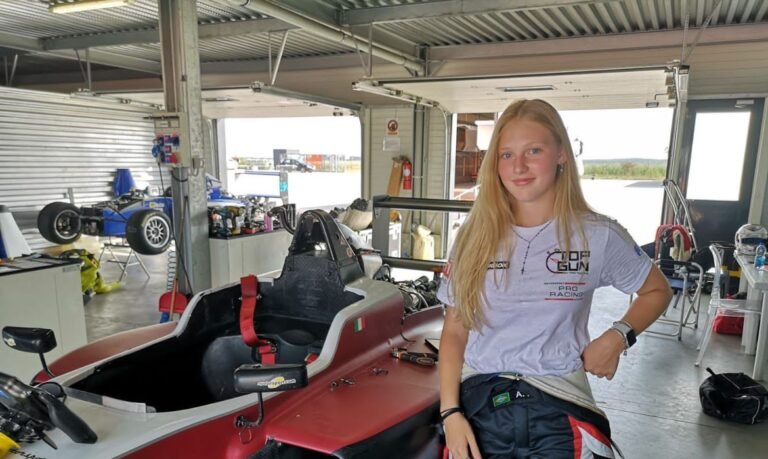 Aos 15 anos, única garota na F4 brasileira mira carreira nas pistas 4 Aos 15 anos, única garota na F4 brasileira mira carreira nas pistas