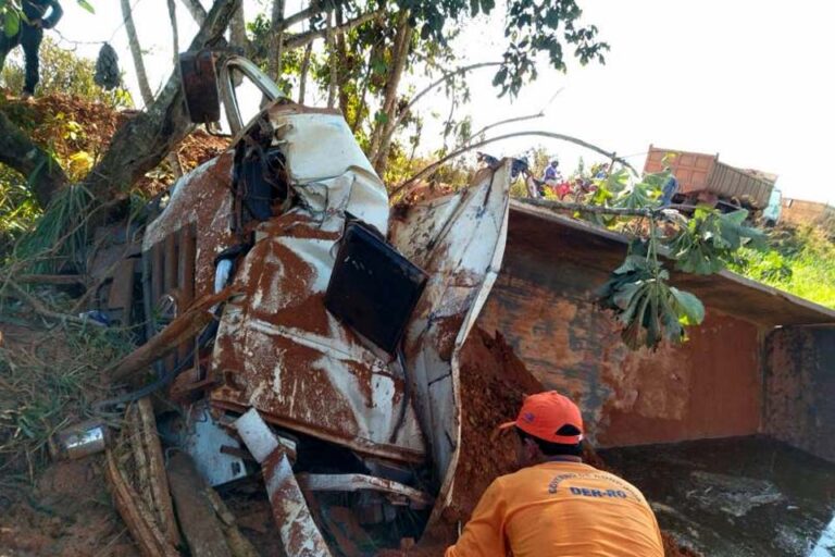 Servidor do DER morre após caminhão-caçamba despenca em rio 9 Servidor do DER morre após caminhão-caçamba despenca em rio