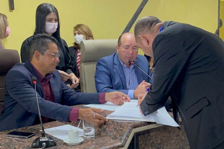 Câmara dá posse a suplentes de vereadores: Chiquinho do Sintax e Professor Léo assumem por até 120 dias 15 Câmara dá posse a suplentes de vereadores: Chiquinho do Sintax e Professor Léo assumem por até 120 dias