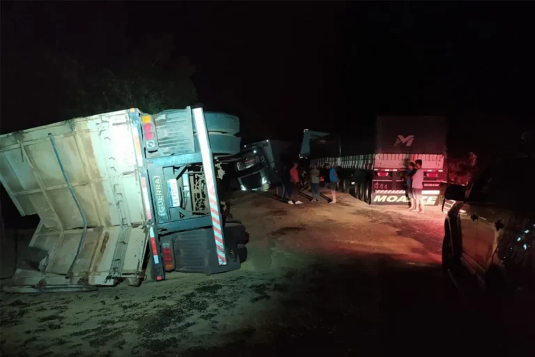 PRF informa paralisação da BR-364 em Vilhena após acidente entre três veículos 20 PRF informa paralisação da BR-364 em Vilhena após acidente entre três veículos