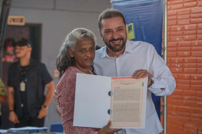 Prefeito Hildon Chaves entrega títulos de propriedade a moradores dos residenciais FNHIS VII
