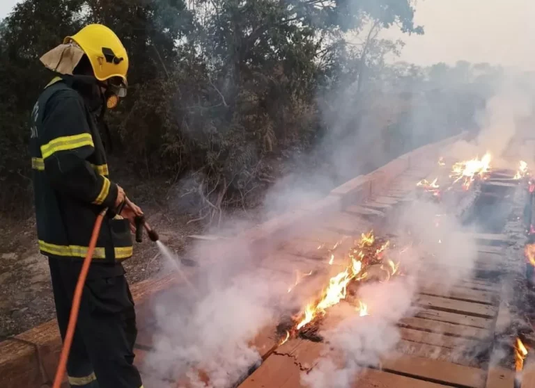 Ponte é destruída por fogo e mais de 200 famílias ficam isoladas em Primavera de Rondônia, RO 17 Ponte é destruída por fogo e mais de 200 famílias ficam isoladas em Primavera de Rondônia, RO