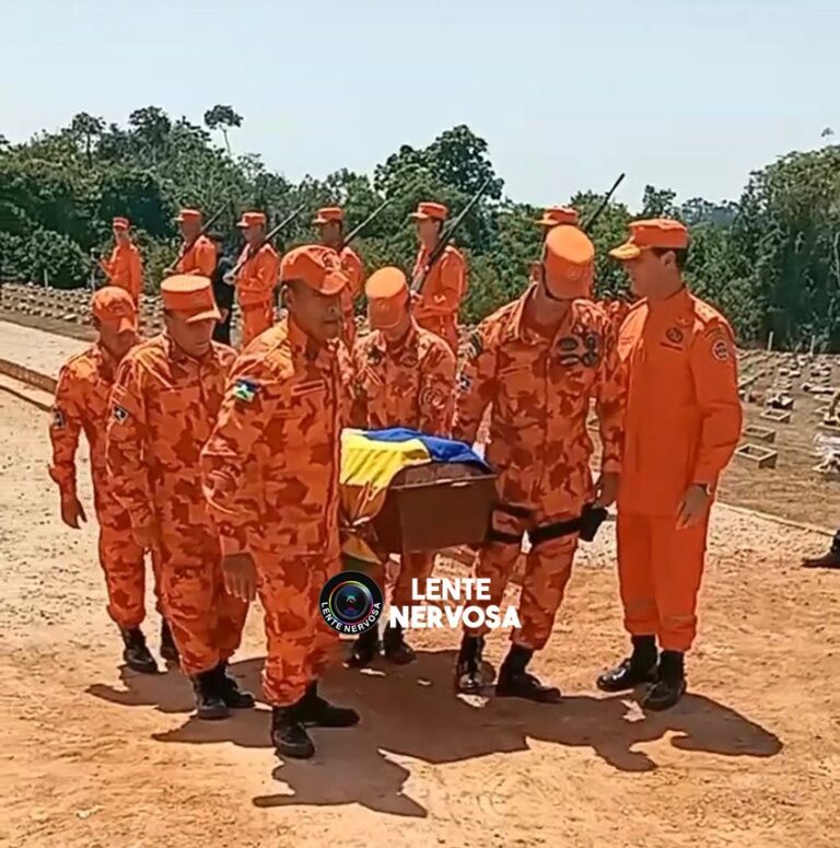 Bombeiro que morreu após ser baleado em assalto é homenageado durante sepultamento – VÍDEO 9 Bombeiro que morreu após ser baleado em assalto é homenageado durante sepultamento – VÍDEO