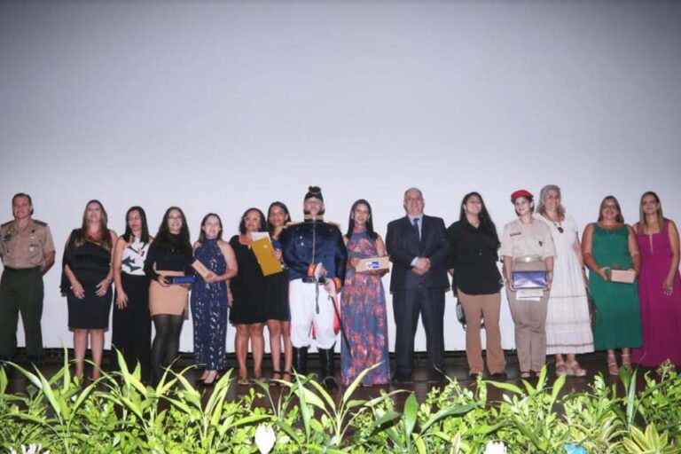 Concurso de redação envolveu alunos de 33 unidades escolares do Estado 13 Concurso de redação envolveu alunos de 33 unidades escolares do Estado