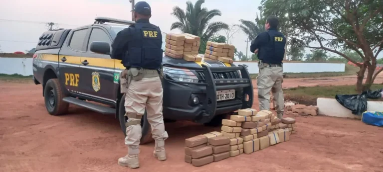 PRF encontra quase 100kg de maconha em compartimento secreto de carro em RO 16 PRF encontra quase 100kg de maconha em compartimento secreto de carro em RO