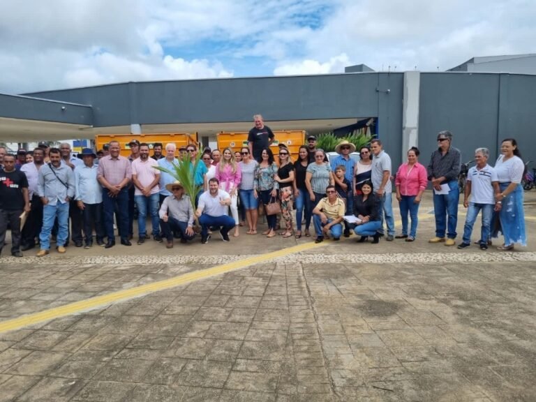 Para reforçar apoio ao homem do campo, Ariquemes recebe veículo e implementos agrícolas 5 Para reforçar apoio ao homem do campo, Ariquemes recebe veículo e implementos agrícolas