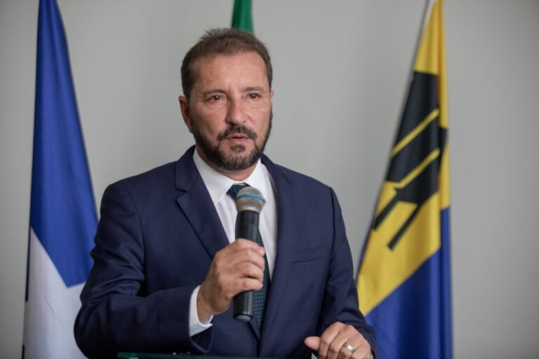 CALÇADÃO NOS DISTRITOS - Hildon anuncia obra e se compara à Chiquilito Erse 13 CALÇADÃO NOS DISTRITOS - Hildon anuncia obra e se compara à Chiquilito Erse