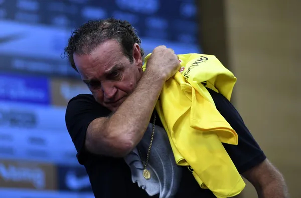 Cuca deixa sala de imprensa do Corinthians após breve pronunciamento: passagem durou apenas dois jogos — Foto: Marcos Ribolli