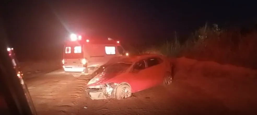 Três pessoas ficam feridas após carro capotar oito vezes, em RO