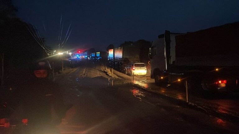 Acidente com carreta provoca interdição na BR-364 entre Porto Velho e Candeias, RO