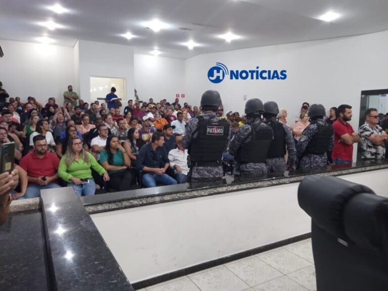 LOTAÇÃO MÁXIMA - PM é acionada em sessão que pode tirar mandato de Rafael Fera 16 LOTAÇÃO MÁXIMA - PM é acionada em sessão que pode tirar mandato de Rafael Fera