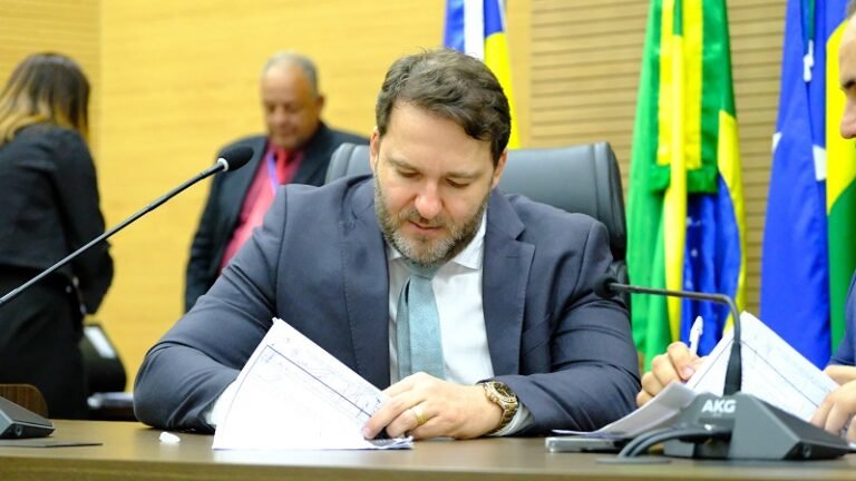 PODER LEGISLATIVO – Alex Redano apresenta Projeto de Lei após polêmica com a UNISAPIENS 10 PODER LEGISLATIVO – Alex Redano apresenta Projeto de Lei após polêmica com a UNISAPIENS