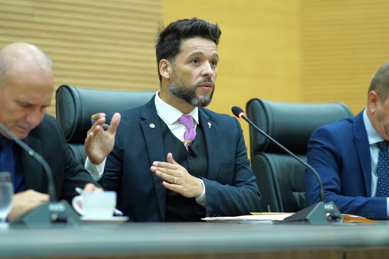 Delegado Camargo passa a explicar detalhadamente projetos que tramitam na Assembleia para que a população possa entender 13 Delegado Camargo passa a explicar detalhadamente projetos que tramitam na Assembleia para que a população possa entender