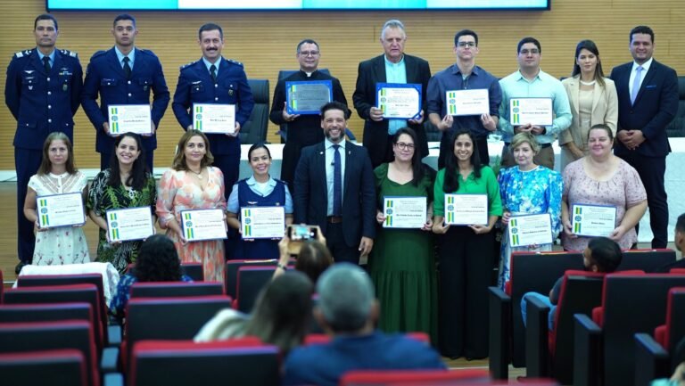 Padres e servos da igreja católica são homenageados na ALE-RO; títulos foram entregues pelo deputado Delegado Camargo 20 Padres e servos da igreja católica são homenageados na ALE-RO; títulos foram entregues pelo deputado Delegado Camargo