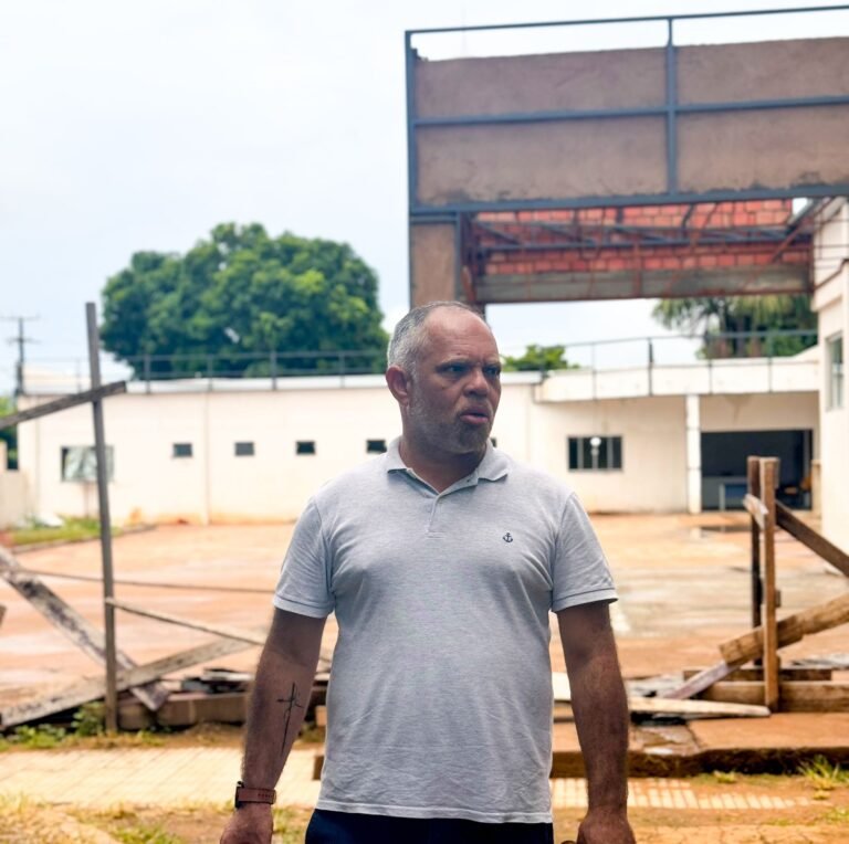 Vereador Joel da Enfermagem fiscaliza e descobre obras paradas na reforma da policlínica Rafael Vaz e Silva 15 Vereador Joel da Enfermagem fiscaliza e descobre obras paradas na reforma da policlínica Rafael Vaz e Silva