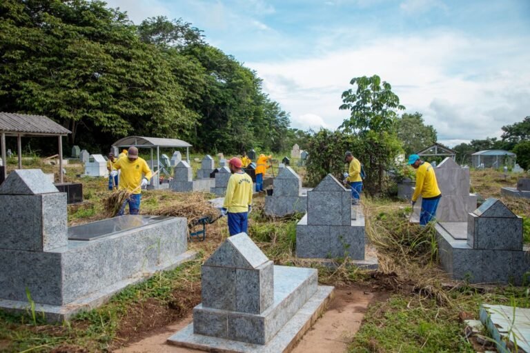 Prefeitura realiza mutirão de limpeza no cemitério Santo Antônio