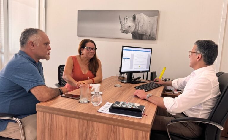 Vereador Joel da Enfermagem discute PCCR, regulamentação de auxiliares de laboratório e horas extras com secretário da SGG 20 Vereador Joel da Enfermagem discute PCCR, regulamentação de auxiliares de laboratório e horas extras com secretário da SGG