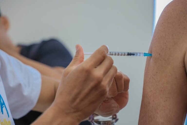 Após encerramento da campanha, vacina contra a gripe está disponível enquanto durar o estoque 18 Após encerramento da campanha, vacina contra a gripe está disponível enquanto durar o estoque