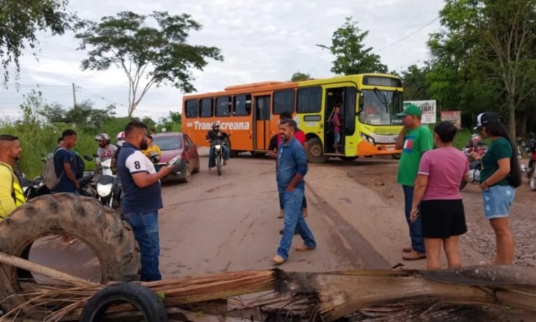 Populares bloqueiam BR-364 em protesto contra condições precárias da estrada 6 Populares bloqueiam BR-364 em protesto contra condições precárias da estrada