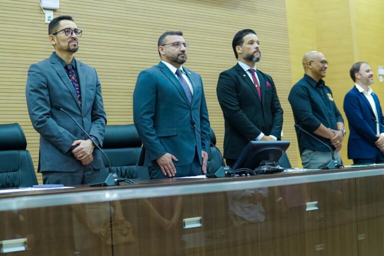 Em sessão solene, Deputado Ribeiro do Sinpol entrega Votos de Louvor a Policiais Civis Aposentados 2 Em sessão solene, Deputado Ribeiro do Sinpol entrega Votos de Louvor a Policiais Civis Aposentados