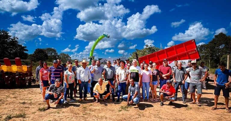 Laerte Gomes e deputada federal Silvia Cristina participam de entrega de implementos agrícolas em Mirante da Serra 6 Laerte Gomes e deputada federal Silvia Cristina participam de entrega de implementos agrícolas em Mirante da Serra