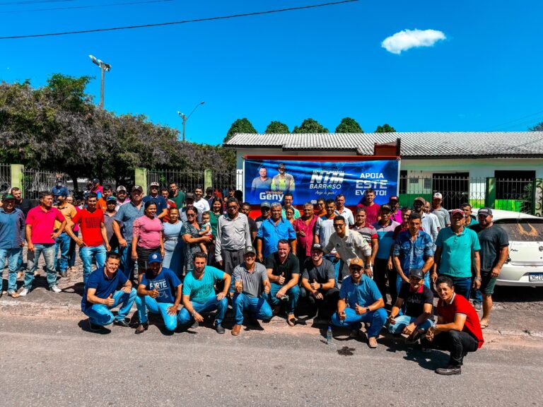 Deputado Nim Barroso comemora a entrega de equipamentos agrícolas em Urupá 19 Deputado Nim Barroso comemora a entrega de equipamentos agrícolas em Urupá