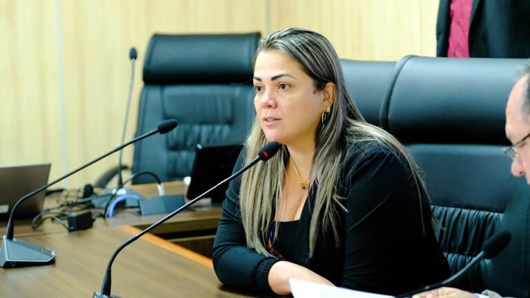Pedido de informações sobre fila de regulação médica é apresentado por Cláudia de Jesus 3 Pedido de informações sobre fila de regulação médica é apresentado por Cláudia de Jesus
