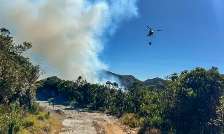 Parque Nacional do Itatiaia tem 300 hectares atingidos por incêndio 12 Parque Nacional do Itatiaia tem 300 hectares atingidos por incêndio