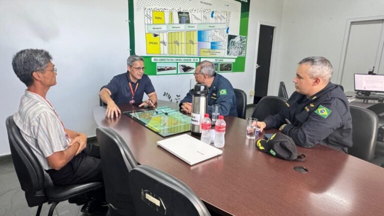Ações sobre crise hídrica no Rio Madeira e logística regional são debatidas durante reunião 18 Ações sobre crise hídrica no Rio Madeira e logística regional são debatidas durante reunião