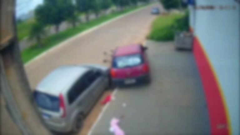 VÍDEO - Motorista invade calçada e atropela bebê em carrinho no interior de RO 12 VÍDEO - Motorista invade calçada e atropela bebê em carrinho no interior de RO